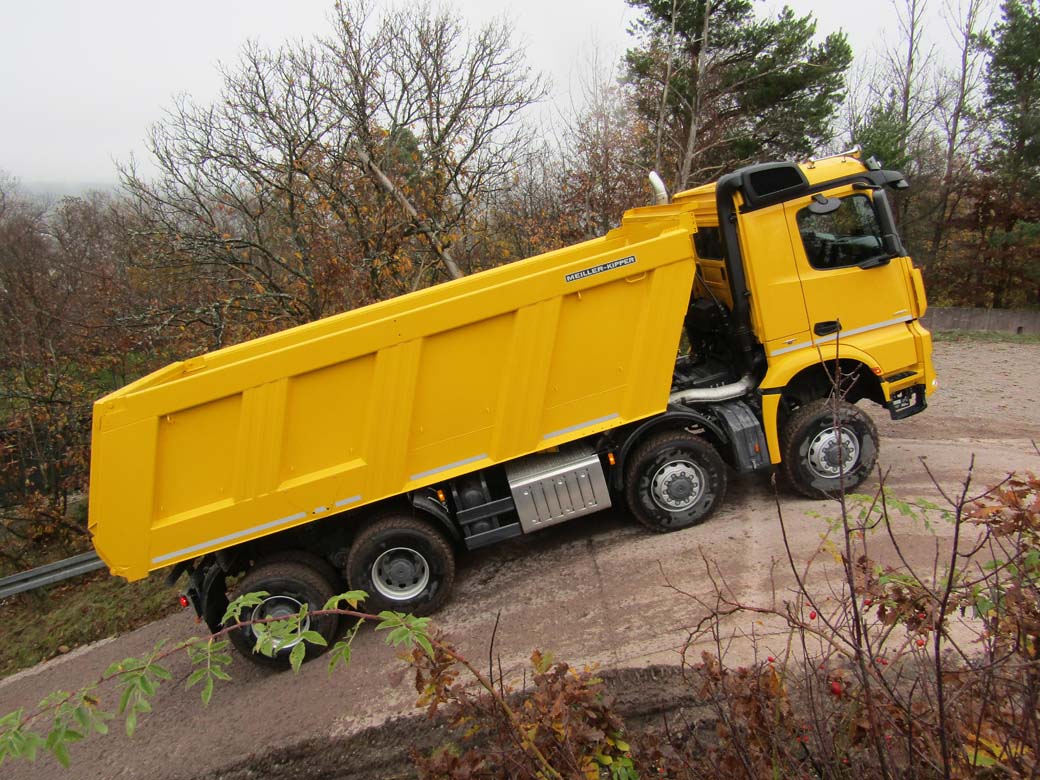 Mercedes Arocs 8×8 versus ladera resbaladiza