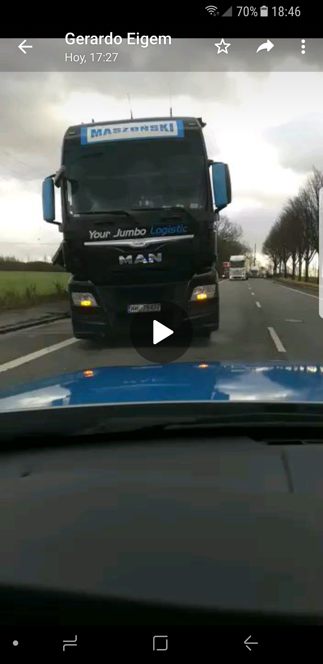 ¿Puede el viento volcar un trailer aparcado?