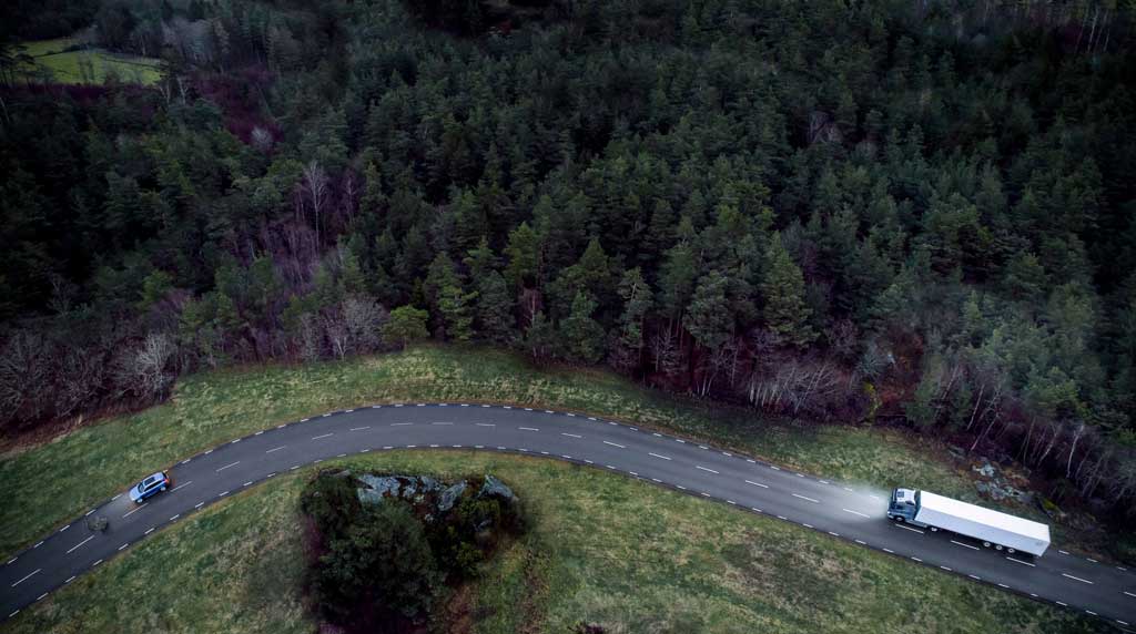 Volvo presenta el sistema que ayuda a camiones a avisarse entre ellos en carretera