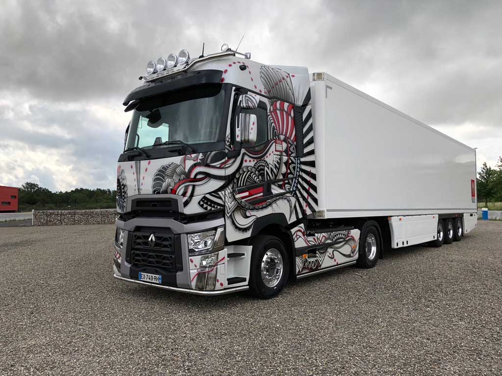 El T High de Renault Trucks muestra su faceta más artística con la versión Tattoo