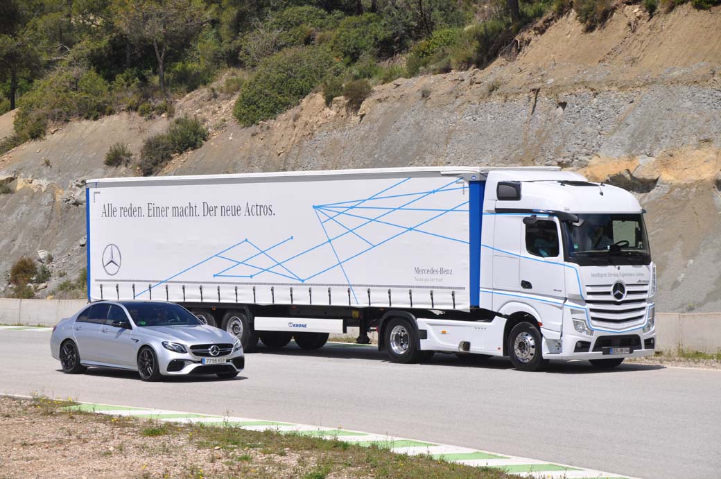 SUPERCOMPARATIVO: MB Actros Quinta Generación 510 versus MB class E AMG V8 Biturbo S