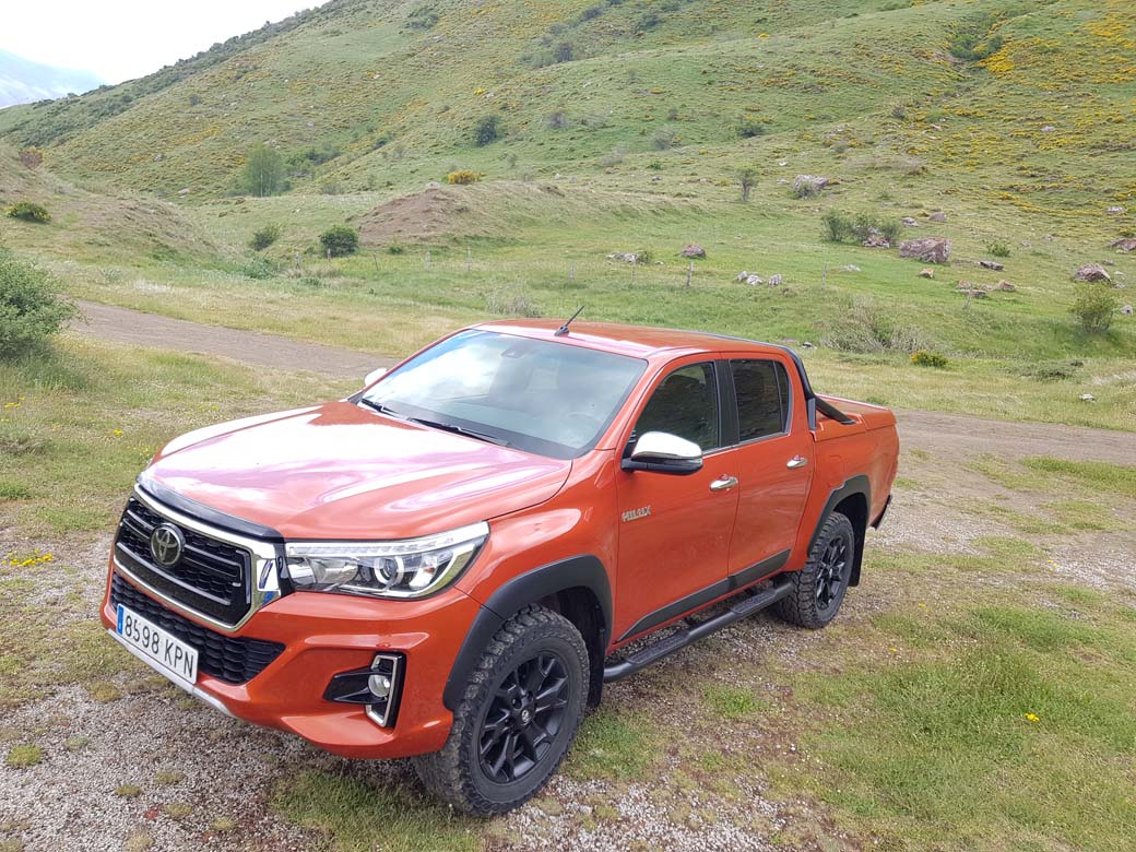 Toyota Hilux 4X4 Legend Black Pack Desert