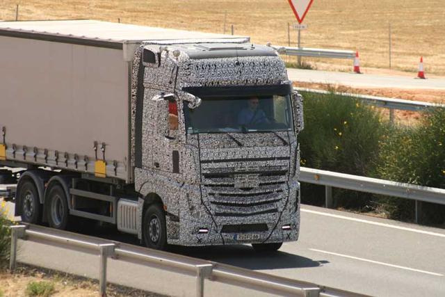 Mercedes Benz presenta el primer motor Euro VI para pesados