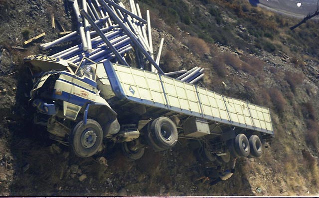 Otro Dodge, con peor fortuna, en el fondo de un barranco.
