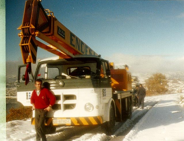Un joven Rogelio frente a uno de los Pegaso Comet de Endesa.