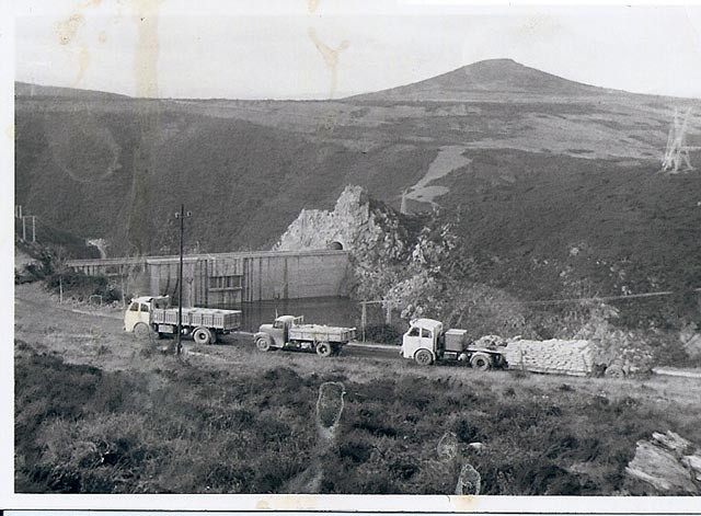 La construcción de la central hidroeléctrica de Bárcena movilizó medios de transporte como estos Pegaso y Ebro.
