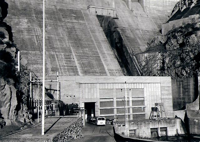 El mayor Pegaso de la época era así de pequeño junto a la presa de un pantano.