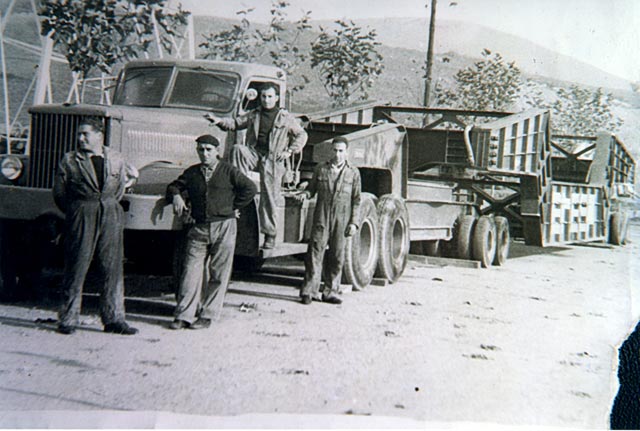 Pioneros de los transportes especiales, con una tractora Diamond estadounidense, al servicio de la industria eléctrica.