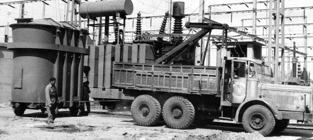 Un pesado dúmper de marca desconocida arrastra un transformador con delicadeza.