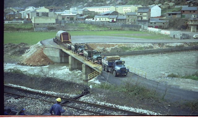 Tres Mack enganchados para mover esta pesadísima carga.