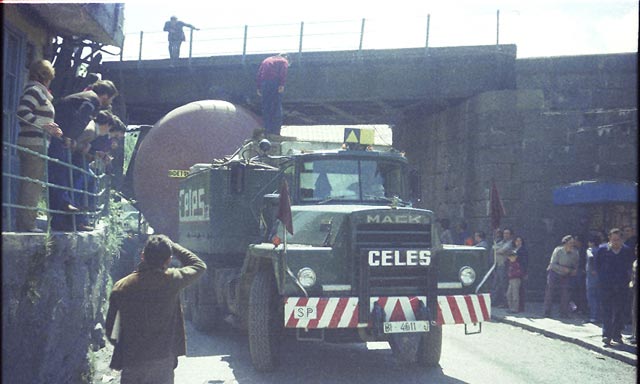 Otro de los Mack de la empresa Celes, en esta ocasión desafiando los pasos estrechos.