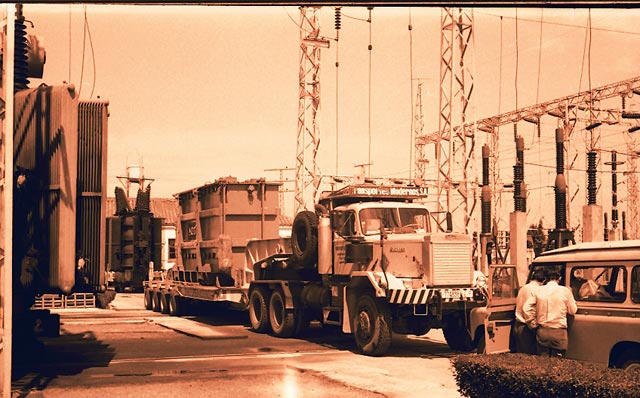 Otro espectacular transporte especial acarreando un transformador, la tractora es un modelo Autocar.