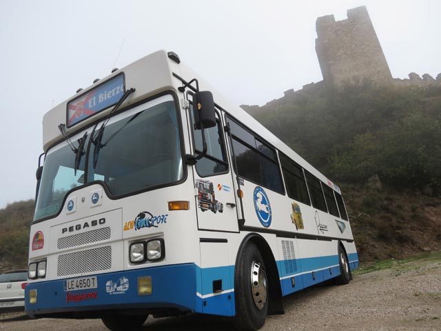 Para disfrutar de su jubilación Rogelio se ha puesto al volante de este autobús homenaje a Pegaso.