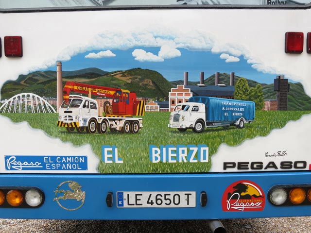 En la parte trasera del bus se recuerdan el primer Pegaso y el primero que condujo Rogelio.