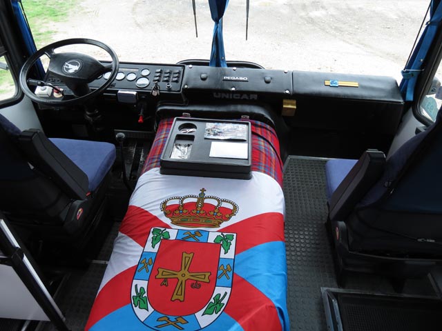 El motor de 170CV se aloja delante, siguiendo la misma estructura básica de un camión.