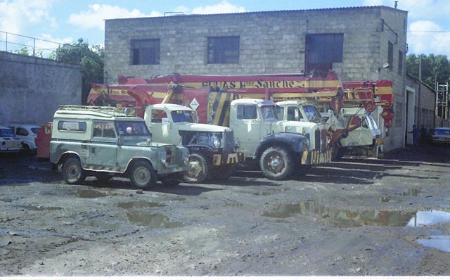 Esta era la flota de Grúas y Taller Hermanos Sánchez en la Ponferrada de inicio de los años 60 del pasado siglo.