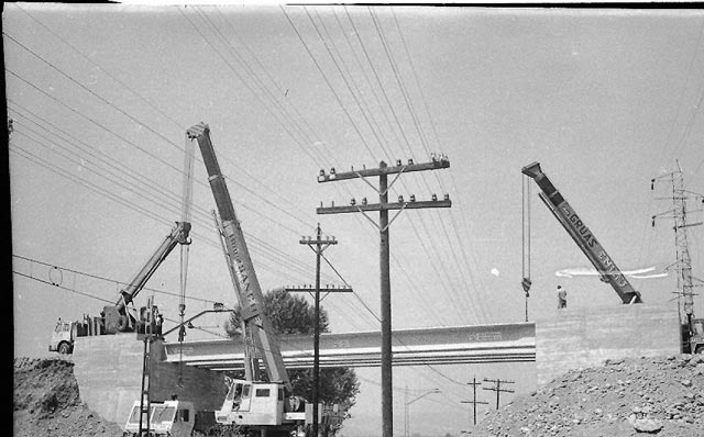 Las grandes grúas industriales facilitaron los trabajos de construcción.