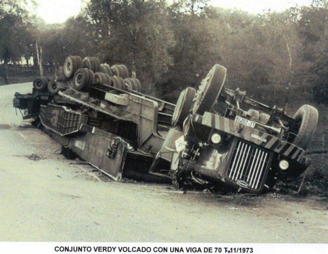 La dificultad de las rutas provocaba accidentes tan aparatosos como el vuelco de este transporte especial.