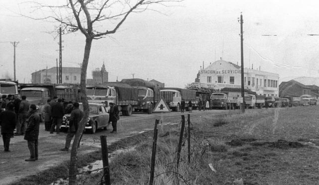Mientras la grúa actuaba se cortaba la carretera provocando grandes atascos de camiones.