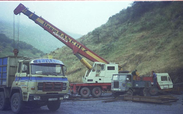 Afortunadamente las grúas no siempre actúan en accidentes, como demuestra esta descarga de un camión Dodge.