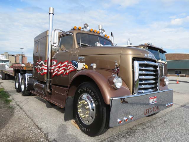 Camiones Clásicos del transporte americano en plena acción Camión clásico GMC con motor diésel de 8 cilindros en V.