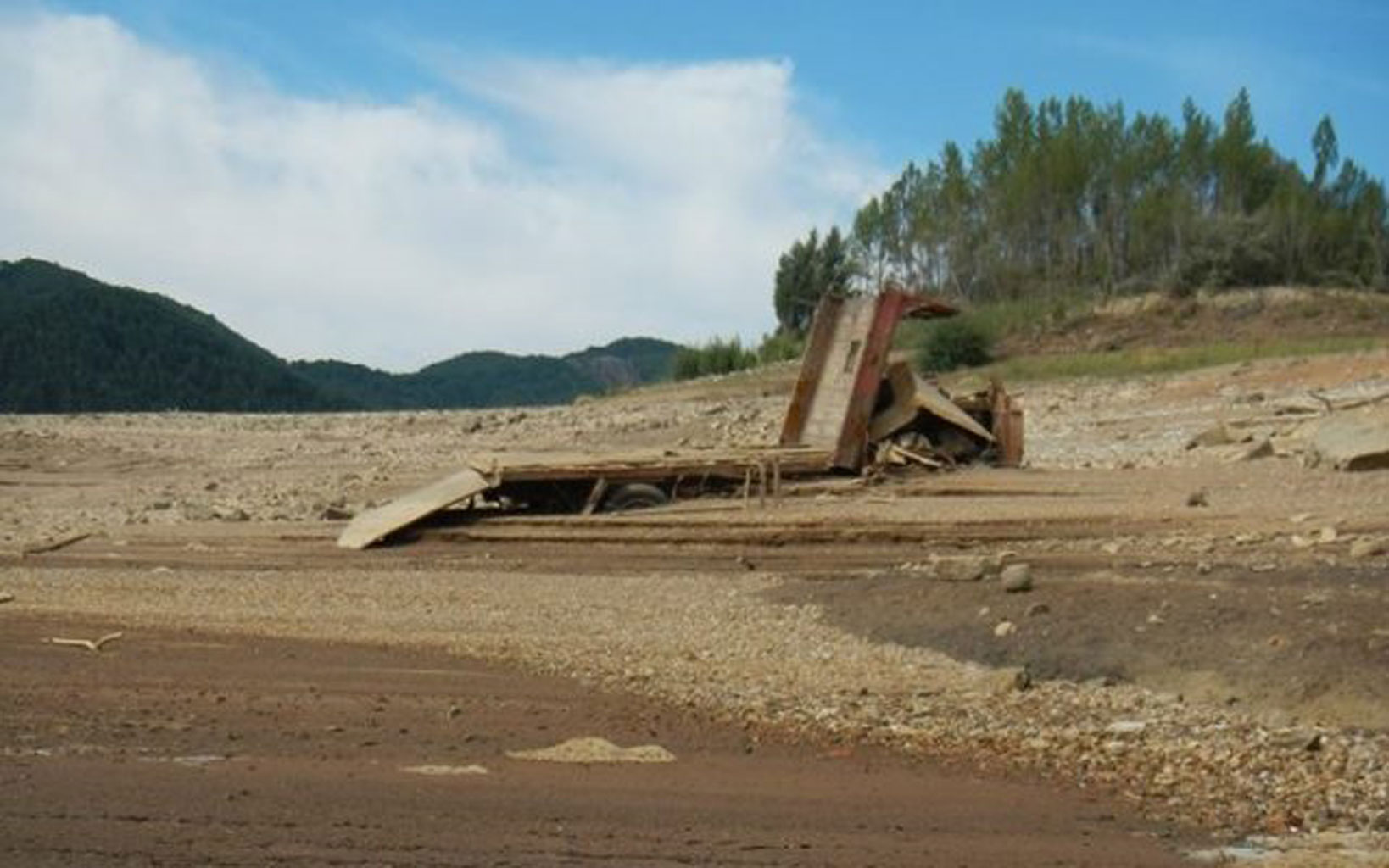 Embalse Riaño camion abandonado