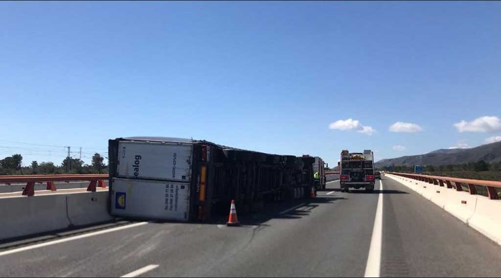 Camión volcado en Tarragona