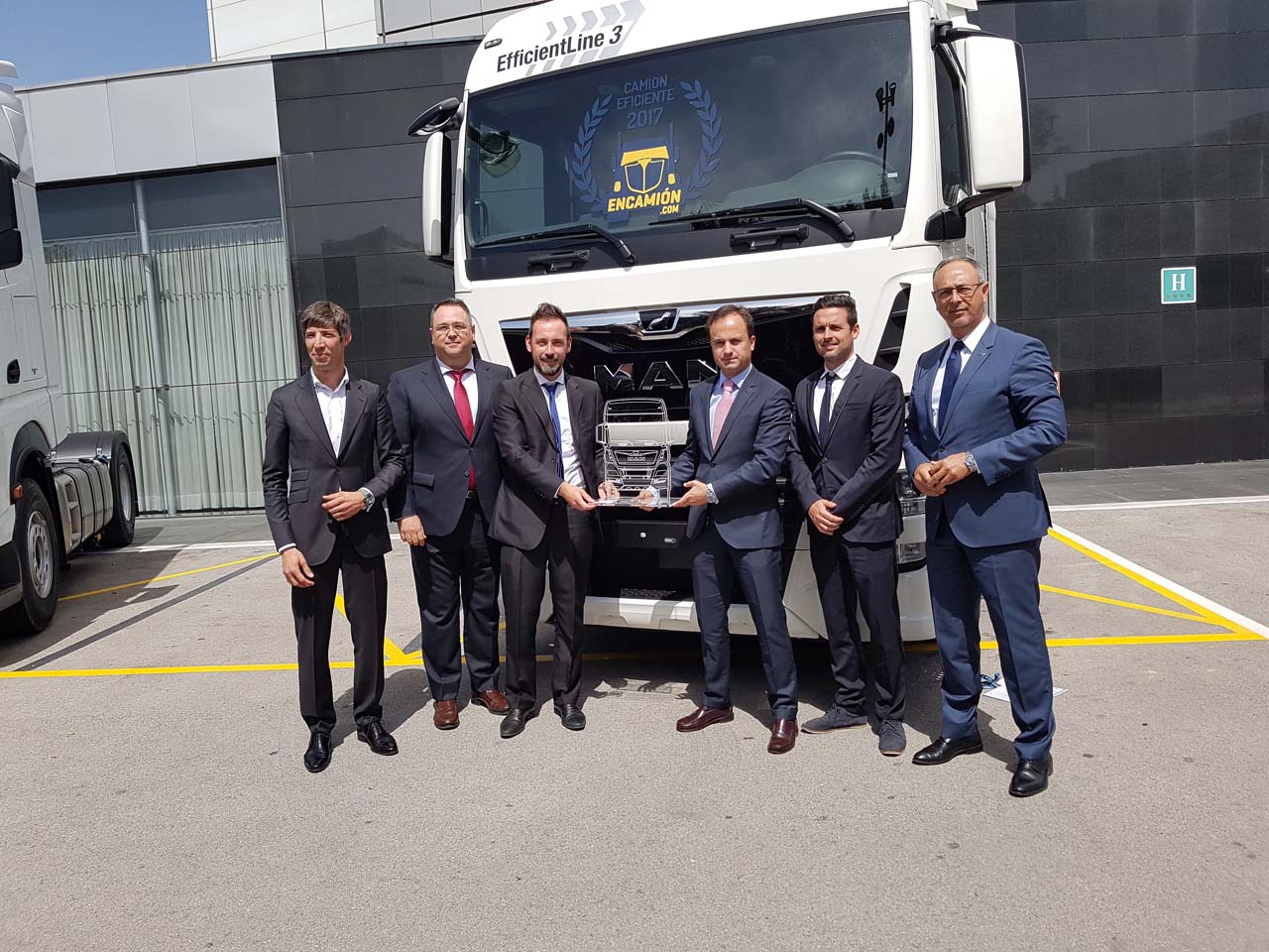 Los miembros del equipo MAN Truck & Bus celebran junto a Eugeni Gallego de encamion.com la recepción del premio.