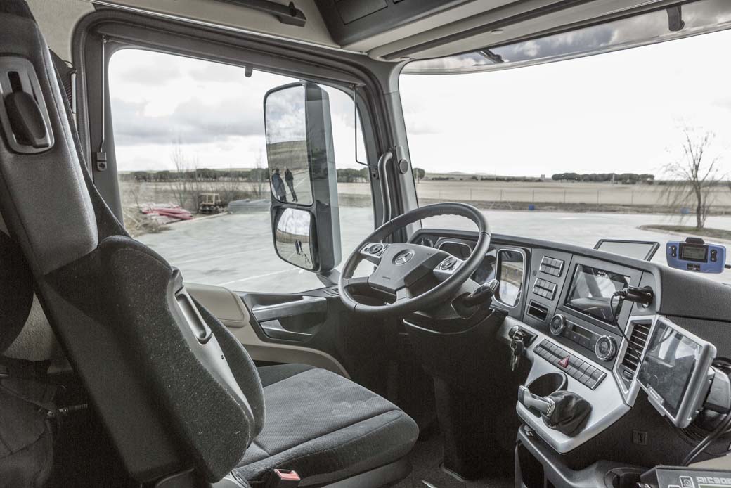 Mercedes Benz nos propone con esta versión una tractora eficiente para el alrgo recorrido con piso llano y máxima habitabilidad.