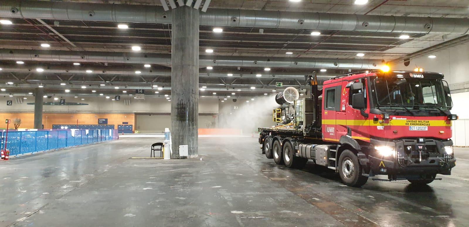 El mismo camión Renault K520 8X4 equipado para desinfección operando en las naves de IFEMA, Feria de Madrid, durante la instalación del gran hospital de campaña.