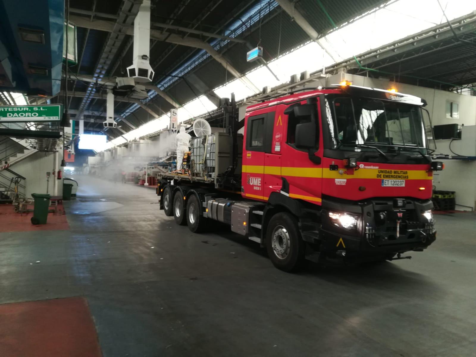 Los efectivos de la UME también han empleado este camión para la desinfección de las instalaciones de MercaMadrid.