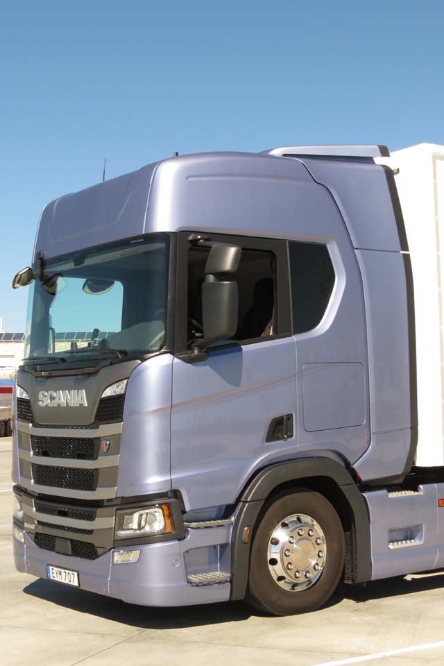 El acceso a la cabina Scania R Highline requiere de tres escalones.