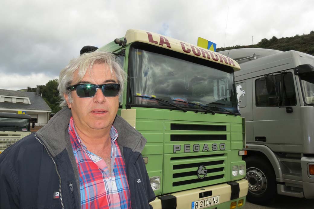 El transportista gallego Pedro Pérez frente a su Pegaso Mider.