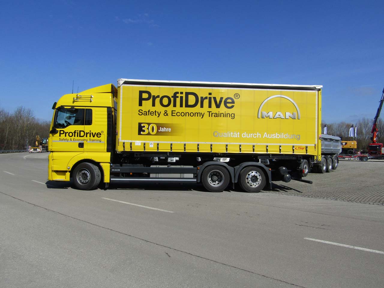 El público asistente a los MAN Trucknology Days puede conducir los camiones por las pistas de ensayos de Dachau.