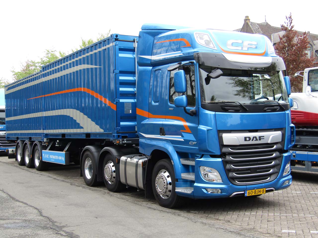 Versión DAF CF de otra tractora más ligera igualmente 6X2, pero con menor cabina y motor de 11 litros.