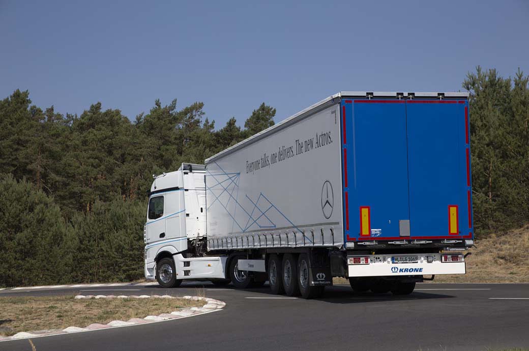 La electrónica está a bordo del nuevo Mercedes Benz Actros para apoyarnos en nuestro trabajo como conductores no para eliminar al factor humano pero sí para eliminar sus fallos en lo posible.