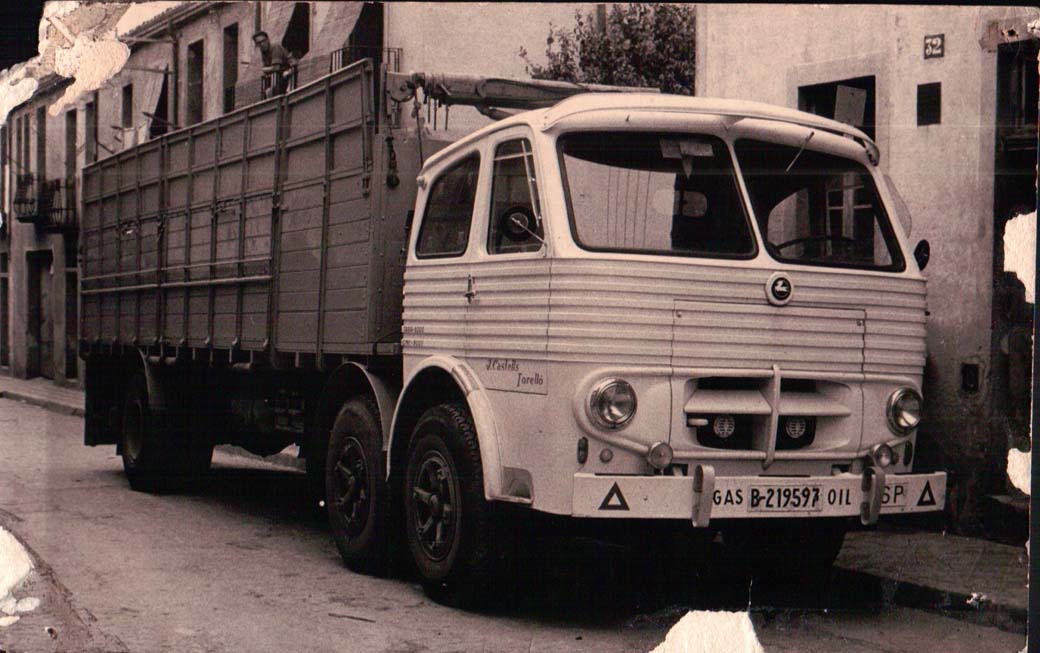 Otro Pegaso, en este caso un 165 CV palanquero con tres ejes para el transporte de hilaturas.