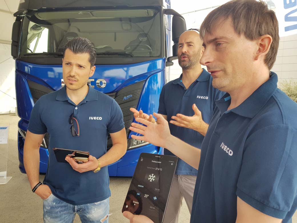 A través de un smart phone o una tablet gracias a una APP propia de IVECO es posible acceder a múltiples funciones del camión S-WAY.