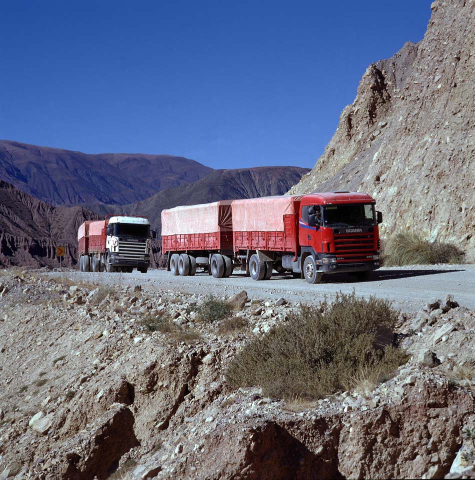 A los trenes de carretera se les conoce como "acoplado" y se les prefiere por su mayor maniobrabilidad en rutas complicadas.