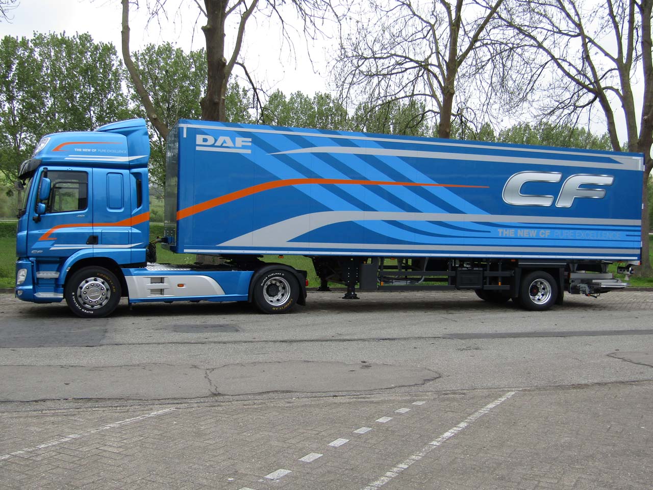 La gama CF de DAF lo mismo se adapta a la distribución medio-pesada que al largo recorrido.