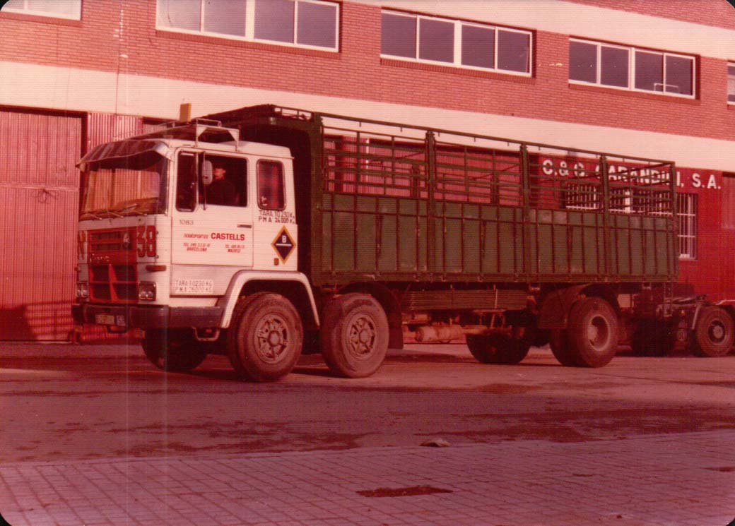 Pegaso tres ejes de doble dirección para 26 toneladas con 200 CV.