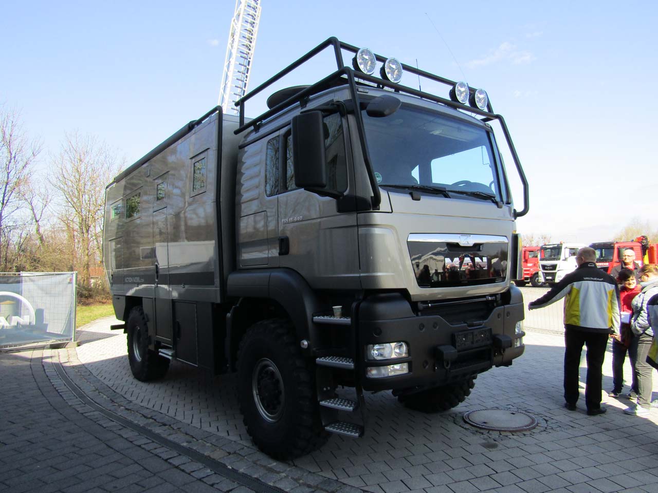 Aunque lo parezca este MAN 4X4 TGS 18.440 no es un camión del Dakar sinó una autocaravana.