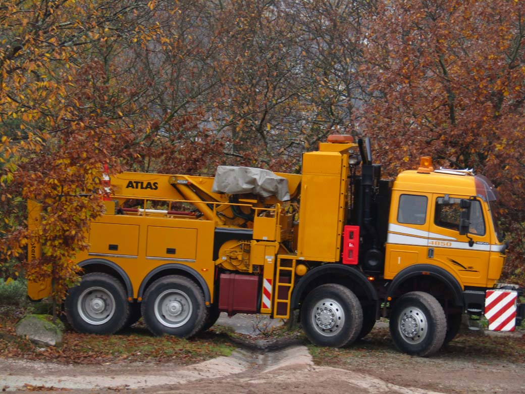 Esta colosal grúa de rescate 8X8 con 500 CV trabaja todavía en las pistas offroad Mercedes Benz de pruebas próximas a Gaggenau.