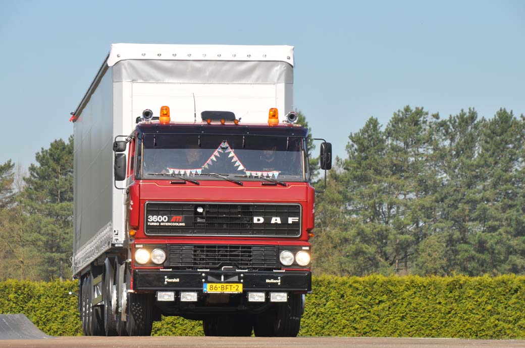 DAF utilizó la técnica del turbo e intercooler para alcanzar los 330 CV en el DAF 3300.