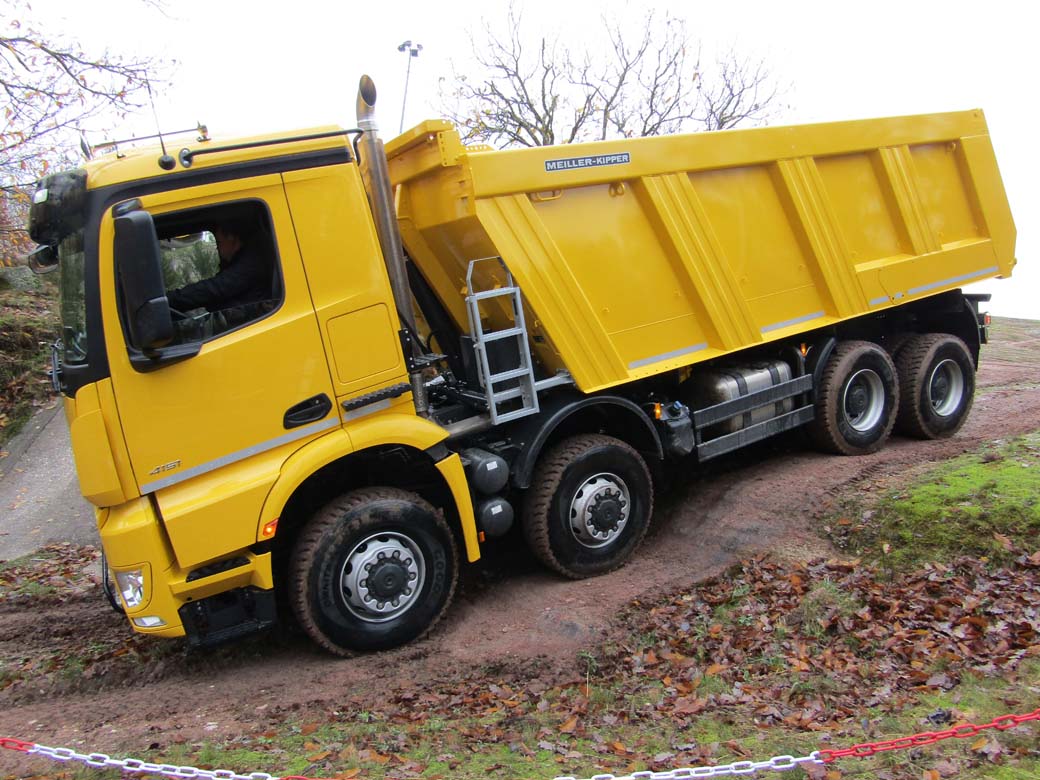 Este dúmper 8X8 4152 tras recorrer la pista de pruebas offroad durante seis meses será desmontado pieza a pieza.