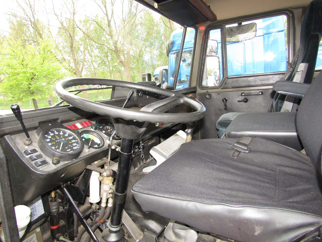 Los militares holandeses se apuntaron a la "fiesta" con su espectacular DAF 2300 4X4 de 1985, tanqueta incluida...