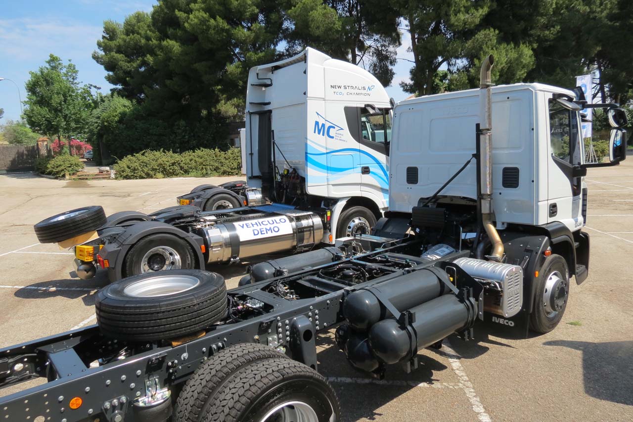 En primer lugar un Eurocargo con depósitos para GNC junto a un Stralis NP con depósitos para GNL.