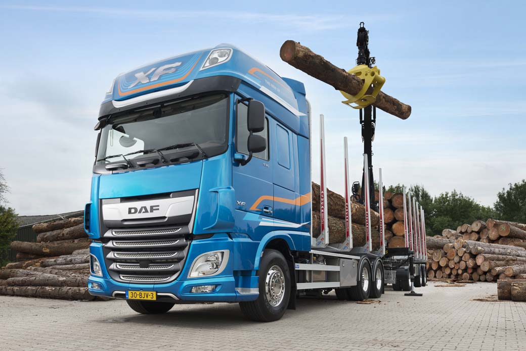Tren de carretera con chasis DAF XF 6X4 dedicado a la industria forestal.