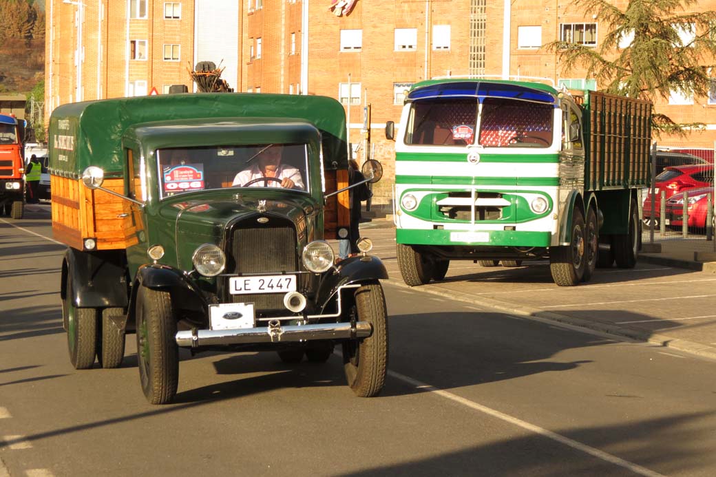 Un Ford de los años 30 pasa veloz frente a un Pegaso "palanquero" de los años 60 del pasado siglo.