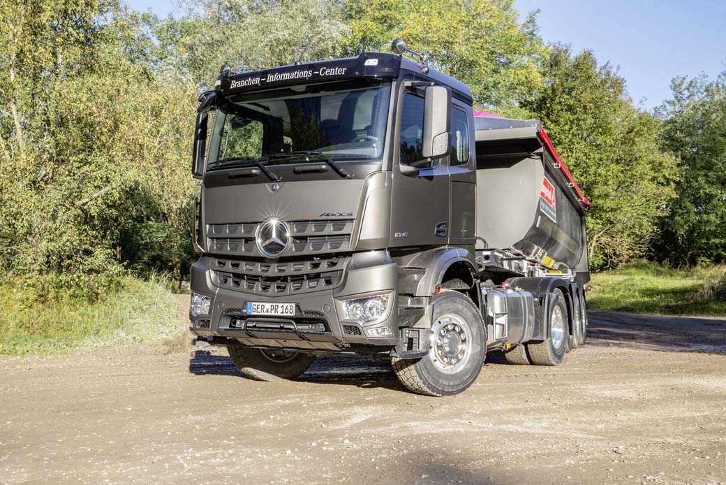 Los nuevos Arocs de Mercedes Benz cuentan con las ventajas de las ayudas electrónicas a la conducción y la conectividad a bordo.